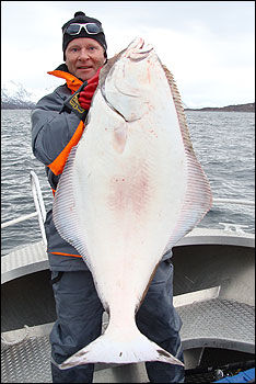 Micke med 20-kilos flundra