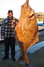 Krister Axelsson med H&auml;lleflundra p&aring; 111 kilo