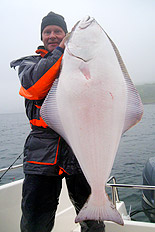 Micke med 20-kilos h&auml;lleflundra